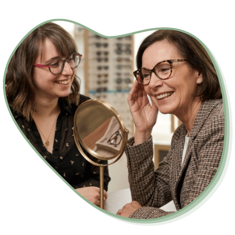 Cliente essayant ses nouvelles lunettes