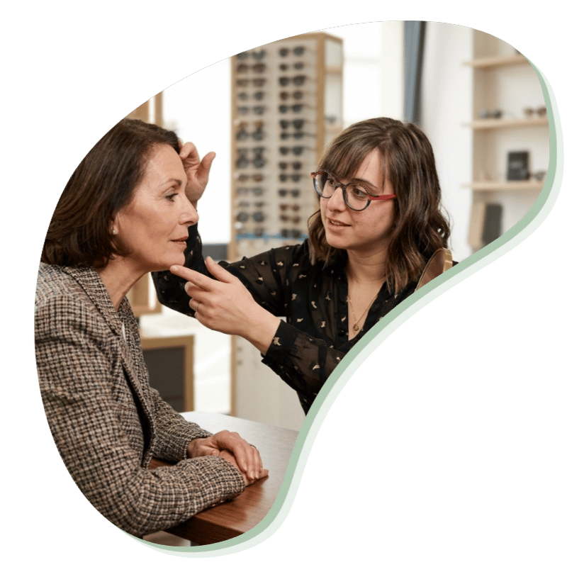 Clara analyse le visage d'une cliente