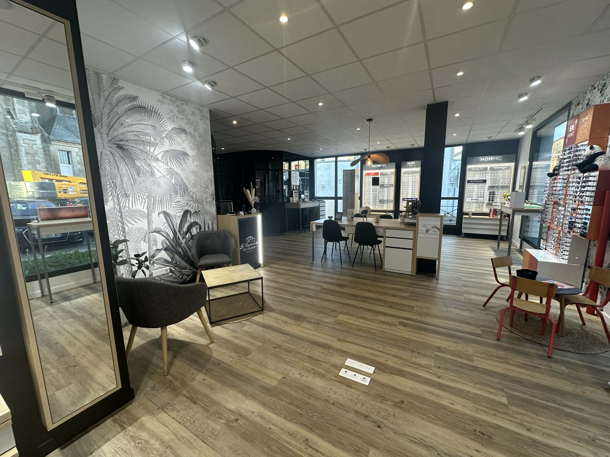 Intérieur de la boutique Le Regard de Saint Julien