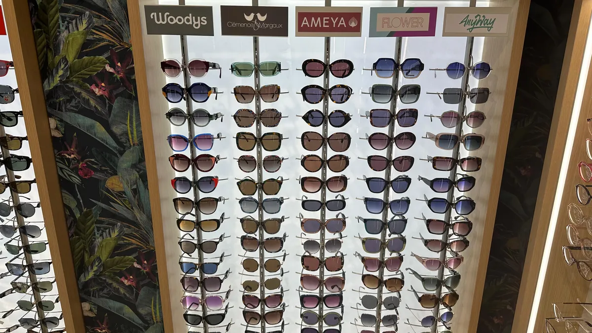 Présentoir de lunettes de soleil chez Le Regard de Saint Julien