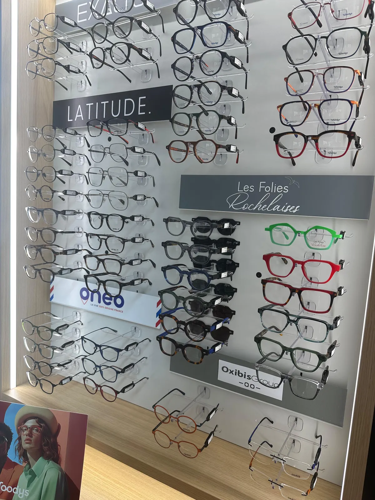 Présentoir de lunettes de vue chez Le Regard de Saint Julien
